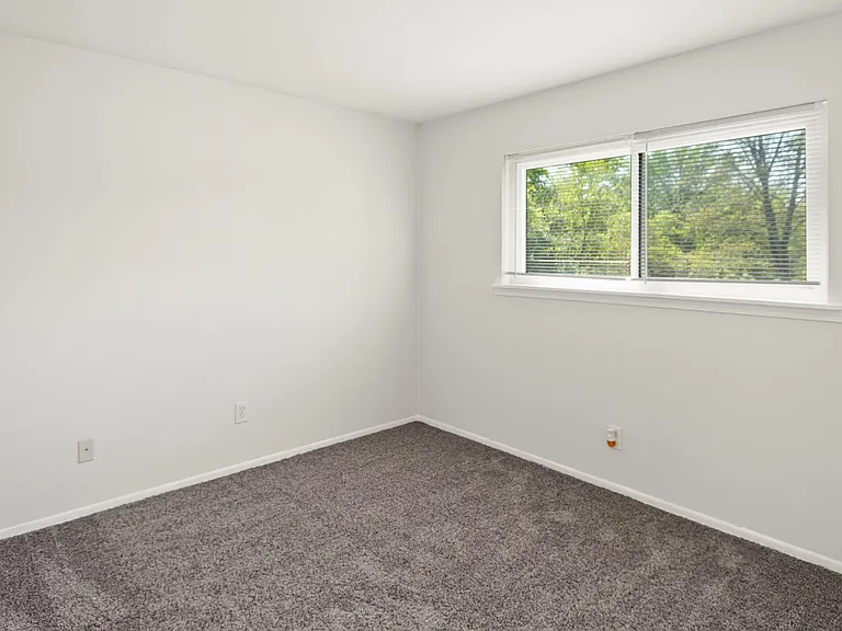 Iroquois Green — Photo 12