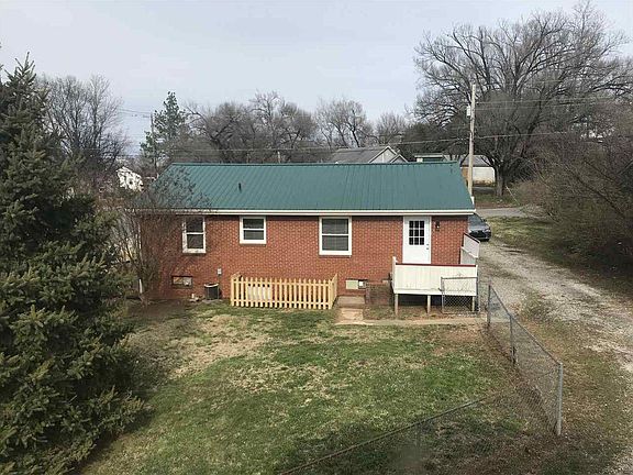 3rd image of 1104 Iroquois Ave