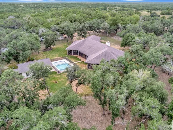 7183 Us Highway 87 S, Cuero, TX 77954