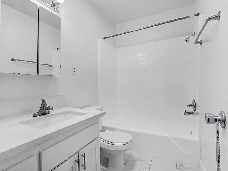 Country Club Apartments — Photo 16