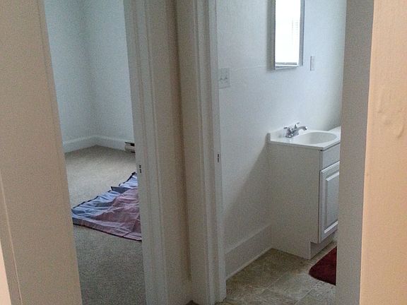 3rd image of 933 Vermont Ave