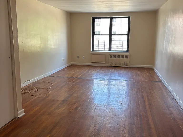 747 E 226th St #1E — Photo 1