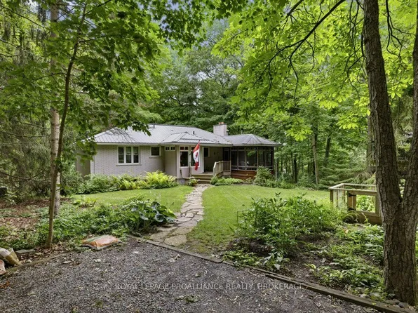 12 Oriole Ln E, Kingston, ON K7K 5E2