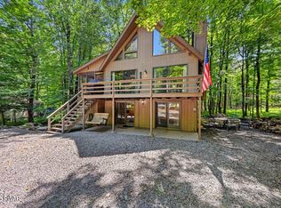 8 Deerfield Ct, Lake Ariel, PA 18436