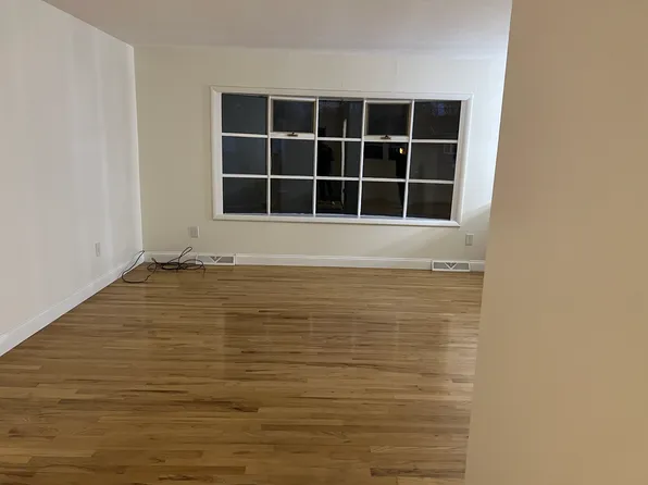 9 Gaslight Dr, Colonie, NY 12205