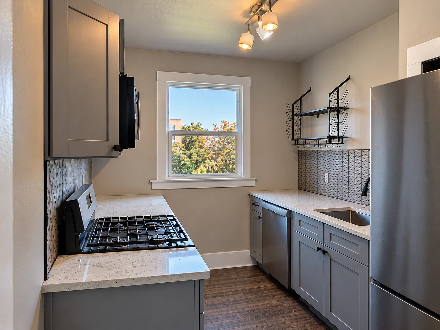 1501 Glynn Ct — Photo 2