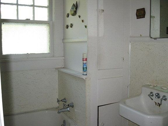3rd image of 414 W Broadway St