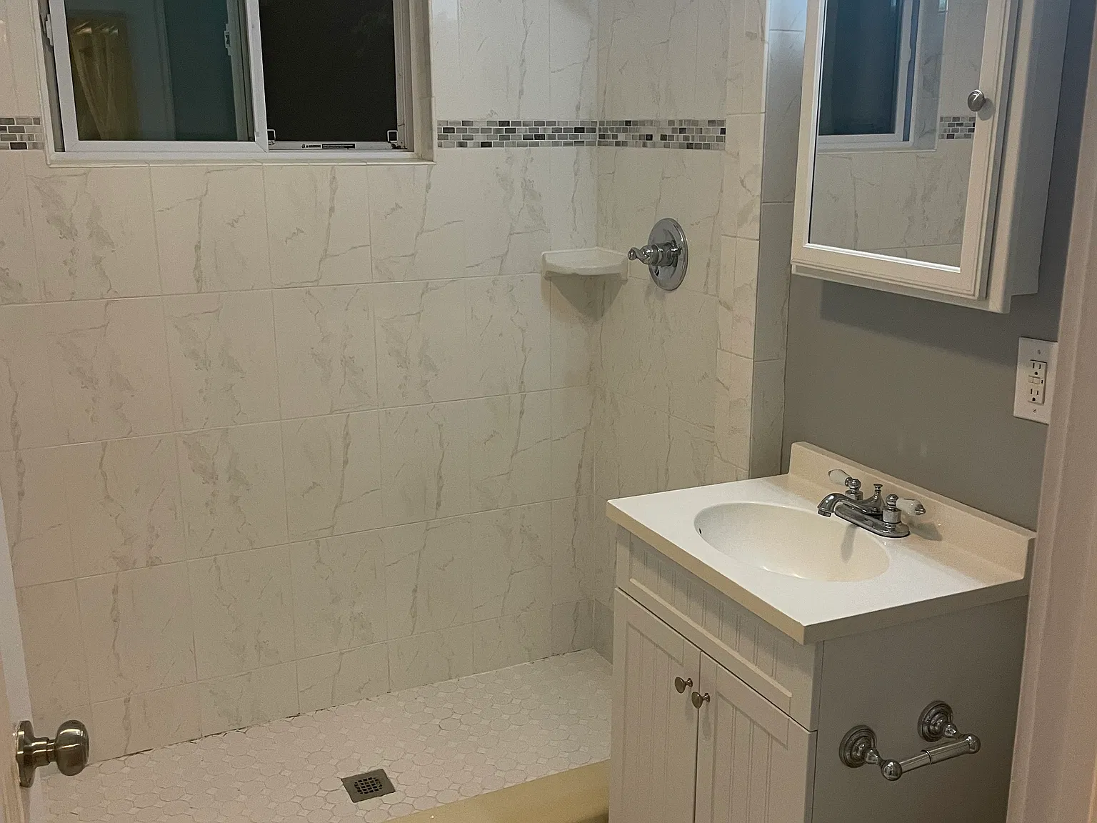 2 bed, 1000 sqft, $1,900 — Photo 2