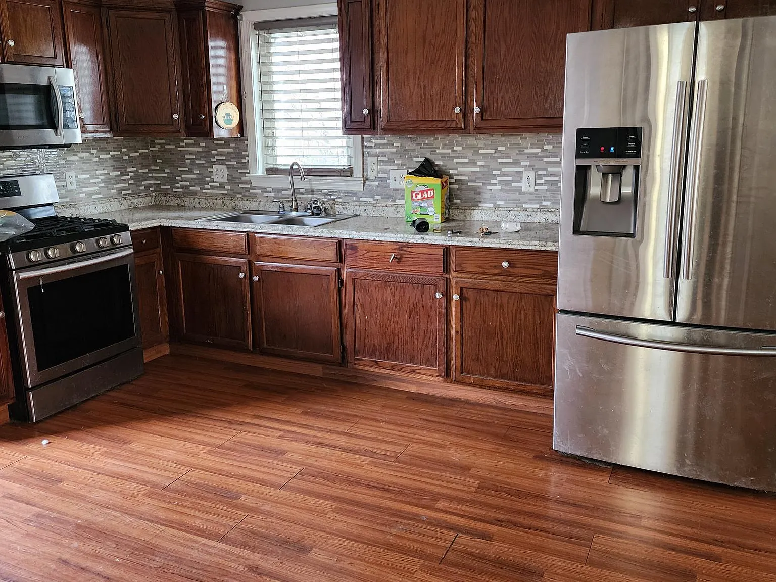 3 bed, 2520 sqft, $3,000 — Photo 2