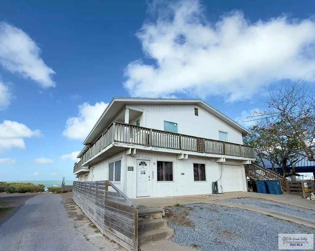 3 bed, 1.0 bath, 2200 sqft, $2,500 — Photo 1