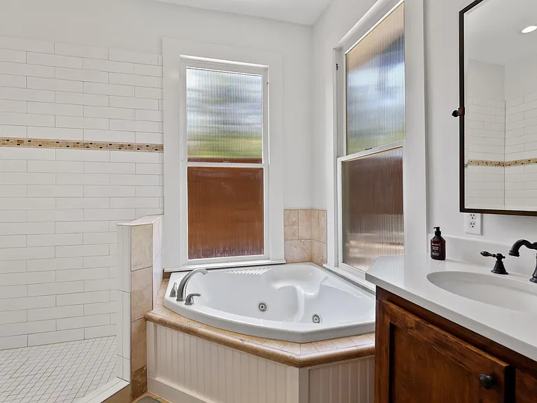 829 N Madison Ave — Photo 23