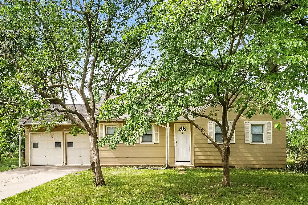 3 bed, 1.0 bath, 1336 sqft, $1,785 — Photo 1