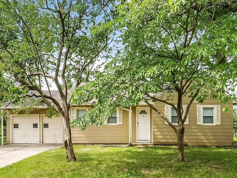 2125 NE Gaddy Rd — Photo 1