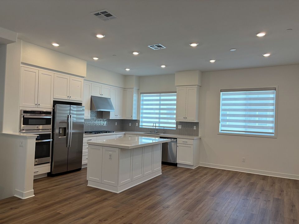 Kitchen, upgraded backsplash, floor, window roller