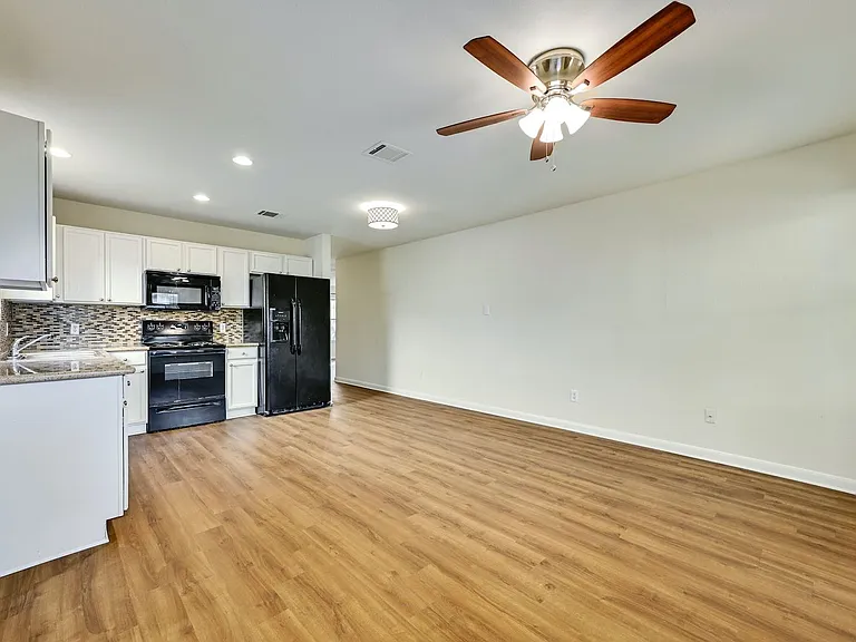 1531 Parkfield Cir — Photo 10