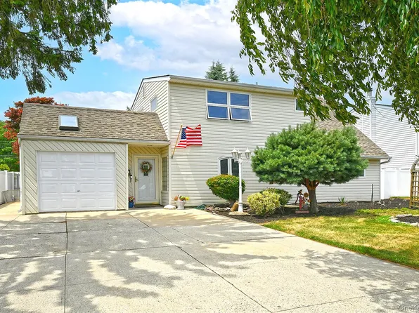 18 Wheelbarrow Lane, Wantagh, NY 11793