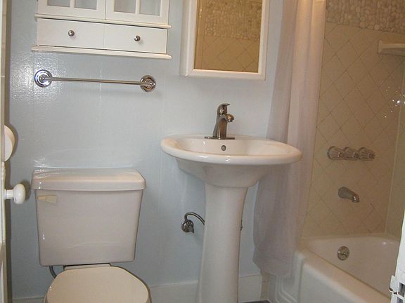 3rd image of 2076 Abbott St