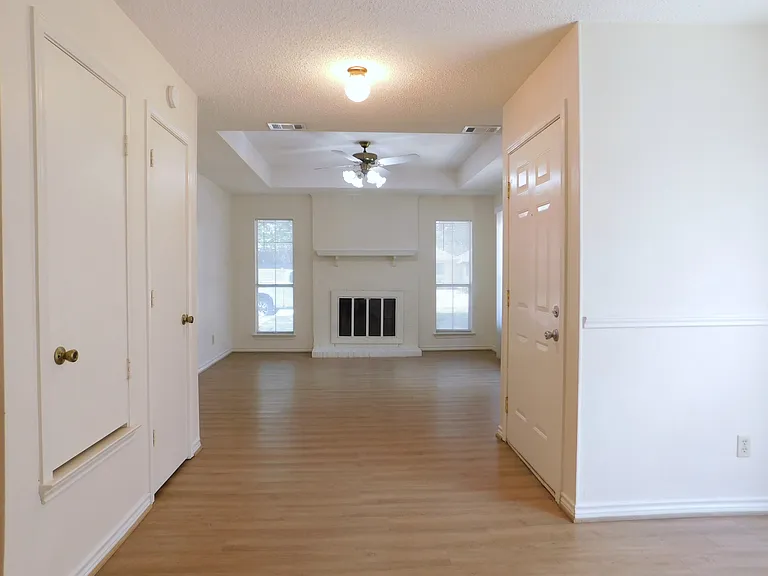 1913 Mack Pl — Photo 6
