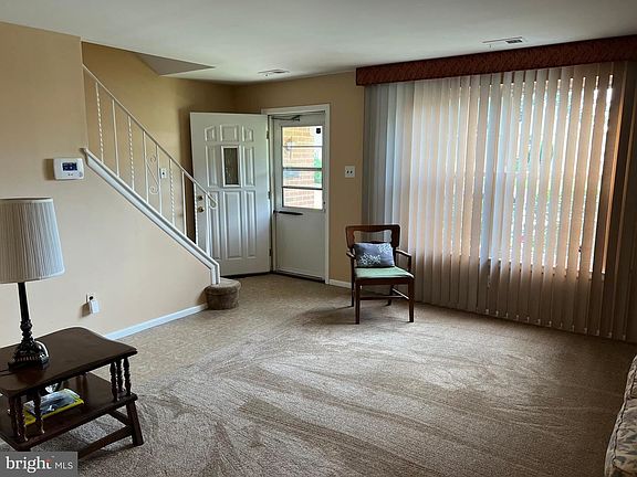 4th image of 221 Hollybush Pl
