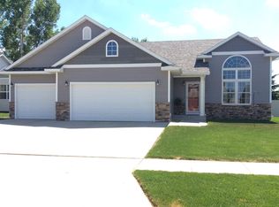 2513 Heritage Dr, Minot, ND 58703