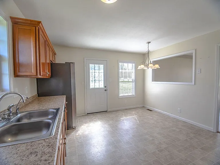 955 Russet Dr — Photo 7