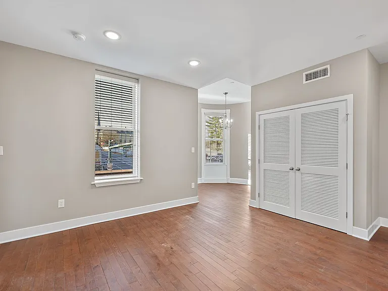 170 W Washington St — Photo 11