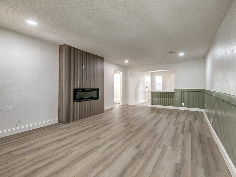 208 E Carson St — Photo 9
