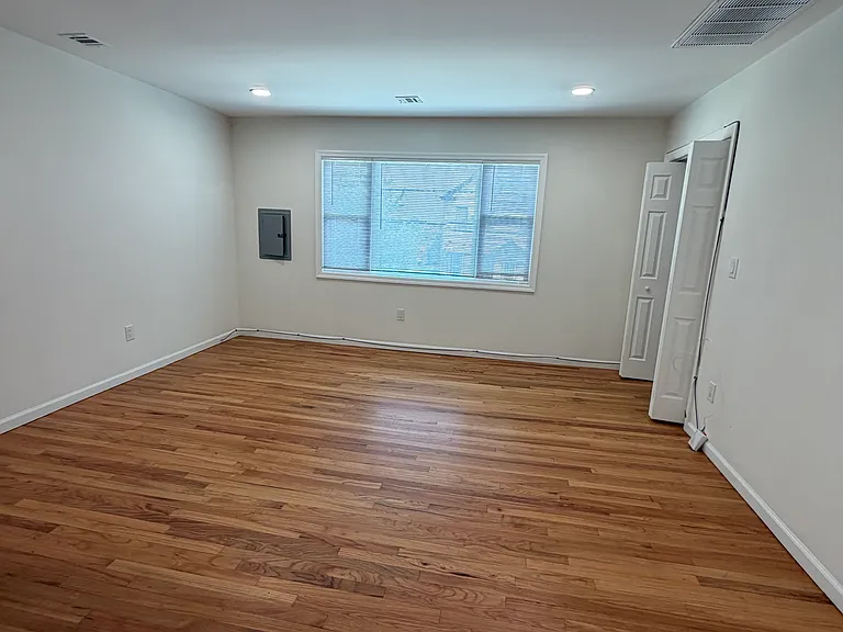 1058-1060 E 25th St #2 — Photo 5