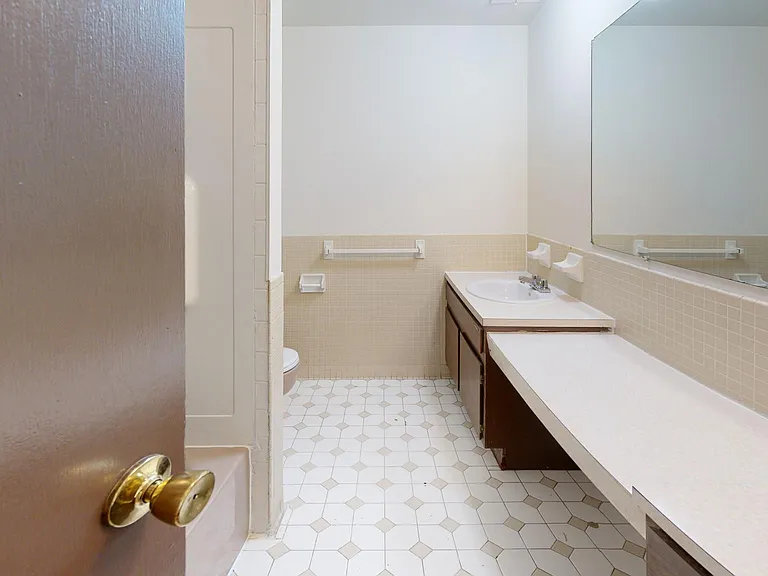 Whitehall Apartments — Photo 24