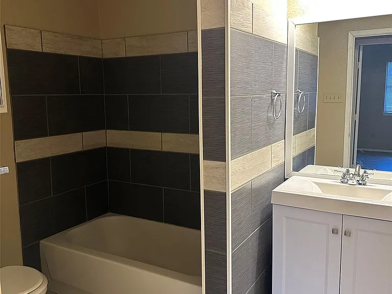 2808 Jadewood Ct #B — Photo 11