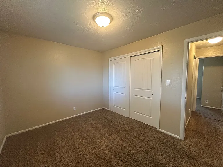 Main 819 S — Photo 48