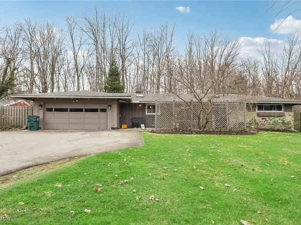 812 Bell Rd, Chagrin Falls, OH 44022