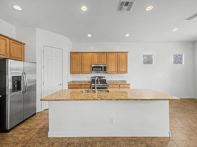 1133 E Buckingham Ave — Photo 8