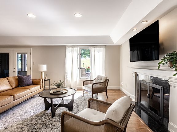 4th image of 373 Exeter Ct