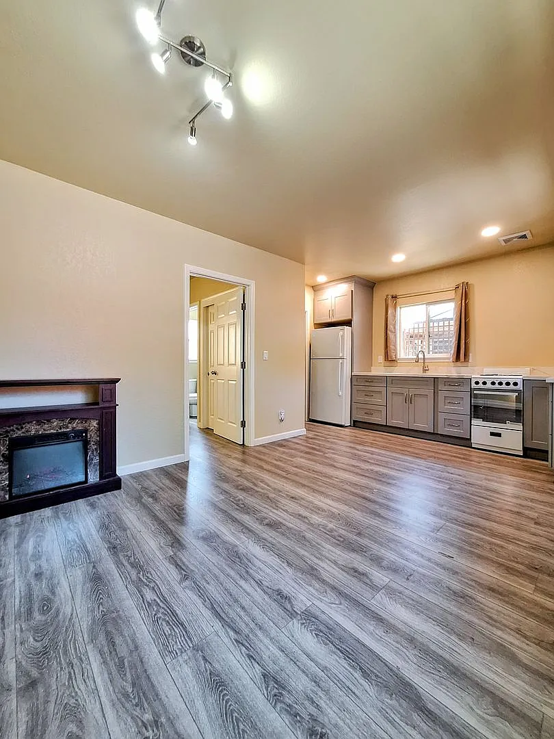 Beautiful 1bd Cottage Recently Remodeled - Accepting Cats — Photo 3