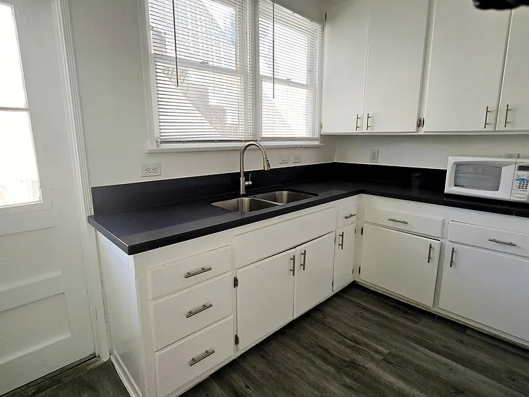 605 Kelton Ave — Photo 6