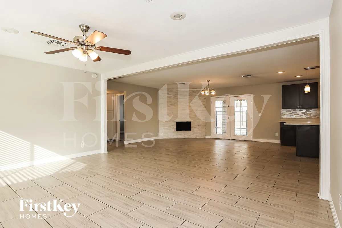 Building Photo - 4818 W Christy Dr