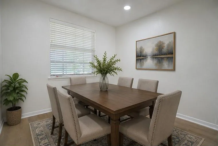 536 Castlelake Dr — Photo 5