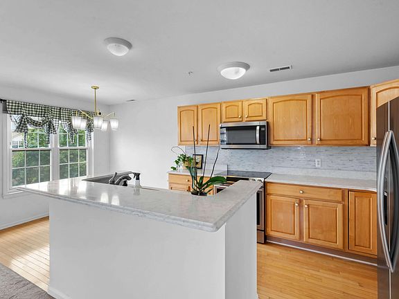 4th image of 2860 Barclay Way