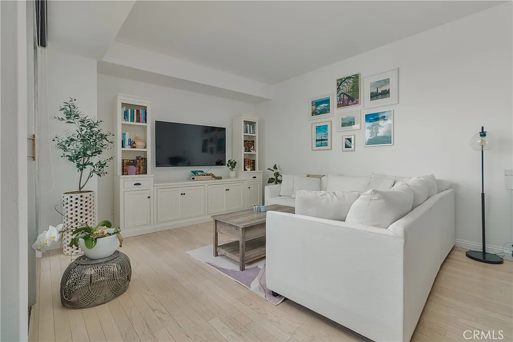1 bed, 912 sqft, $3,600 — Photo 2