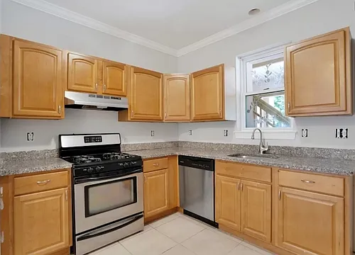 The Regis at 95 Pine Photo 1