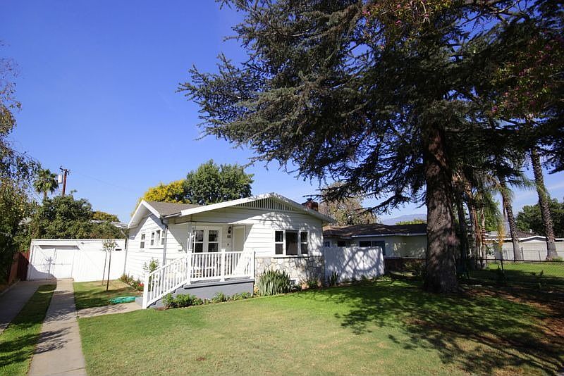 Spacious Front Yard