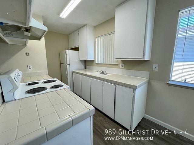1st image of 989 Gilchrist Dr APT 4