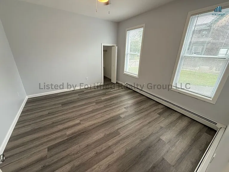 552 Maple St #1R — Photo 2