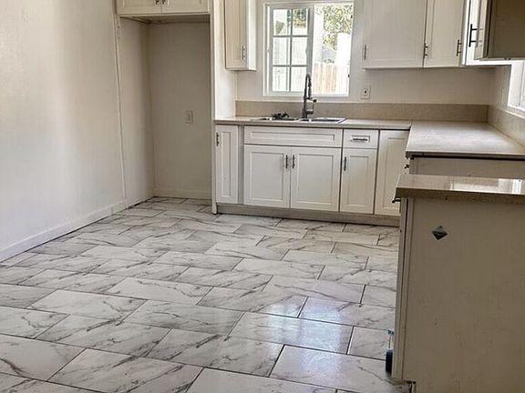 5th image of 822 E 84th Pl
