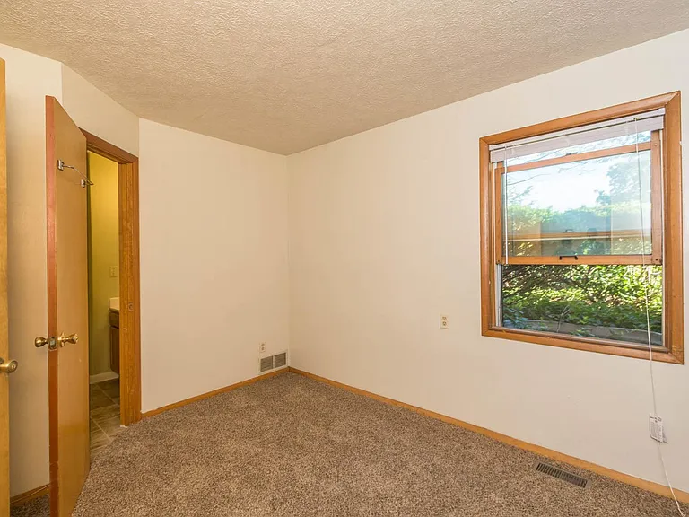 521 E Smith Ave — Photo 6