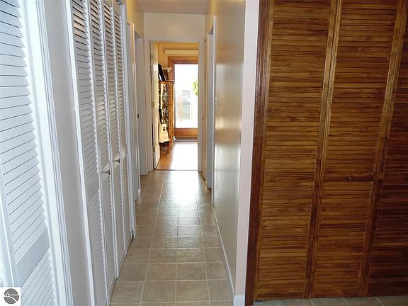 4th image of 543 N 1st Ave