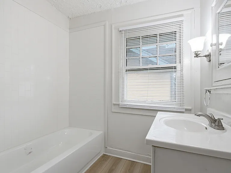 825 E 36th St — Photo 31