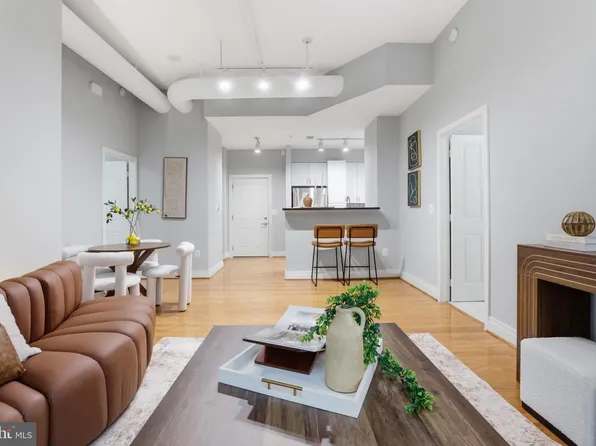 4490 Market Commons Dr Unit 112, Fairfax, VA 22033