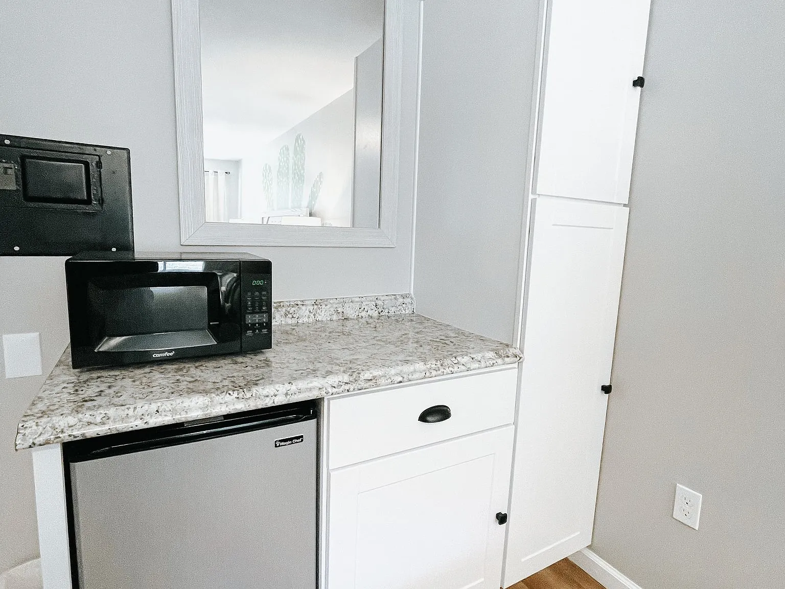 Beautifully Renovated Furnished Studio at Trailblazer Inn - All Utilities Included — Photo 3